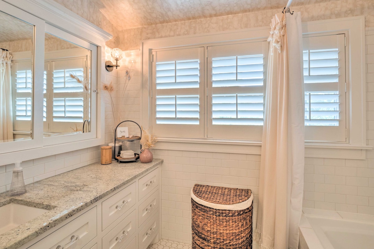 Pool & Hot Tub: Ideally Located 'Austin Oasis'