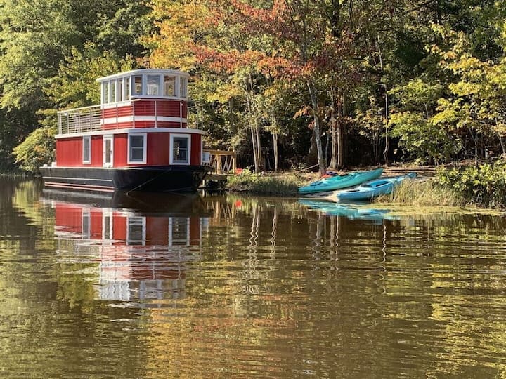 houseboat tourism