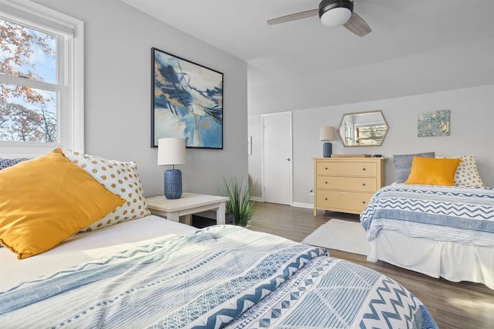 Twin bedroom for kids or singles