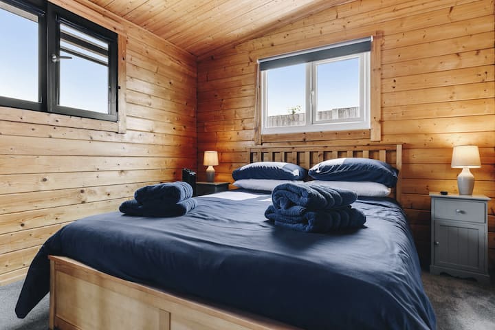 Bedroom 2 - Kinsgsize bed.