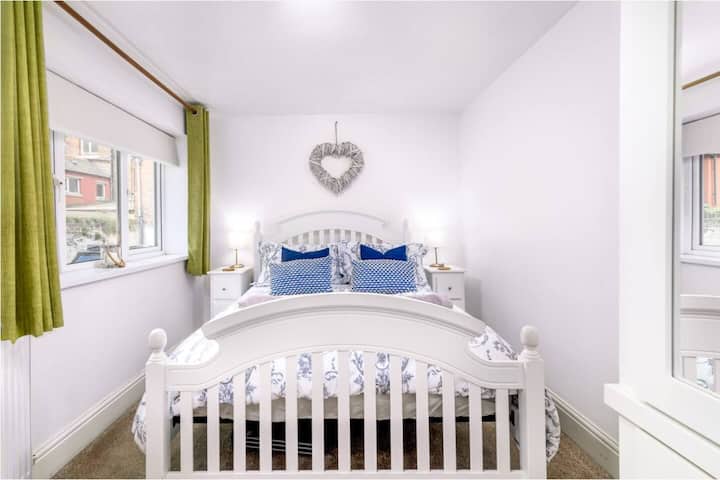 主卧。卧室1张双人床。 