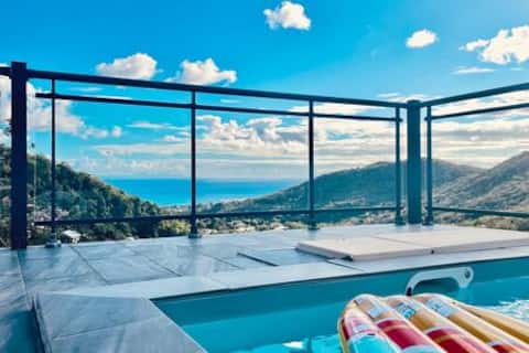 East villa. Between land, sky and sea.