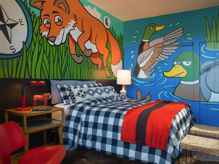 La "stanza murale" ha un letto a due piazze che può ospitare comodamente 2 persone. 