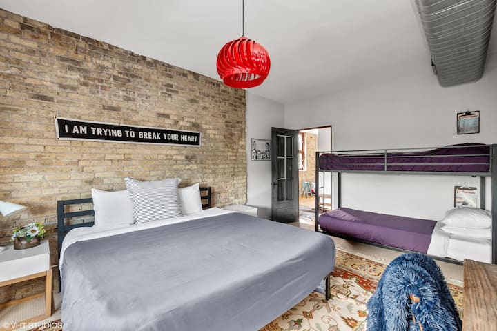 La quarta camera da letto ha un letto king-size con letti a castello singoli!