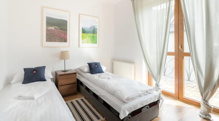  Grâce à un bon éclairage, vous pourrez lire un livre.