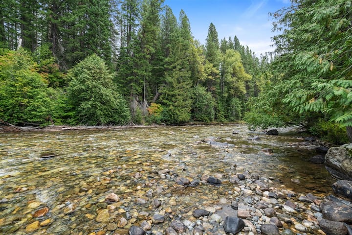 Leavenworth Riverfront Hot Tub Cabin - Lake Chelan, WA