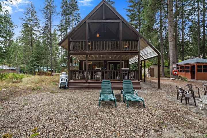 Riverfront Cabin W/ Screened Porch + Hot Tub - Lake Chelan, WA