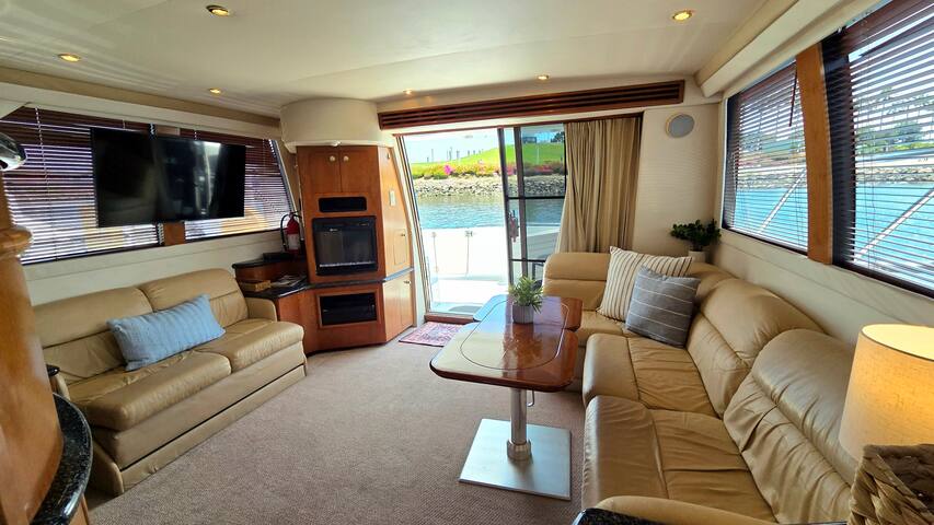 Dockside Boat & Bed, Ocean Escape gallery image 4