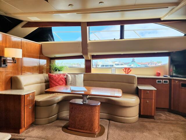 Dockside Boat & Bed, Staycation gallery image 5