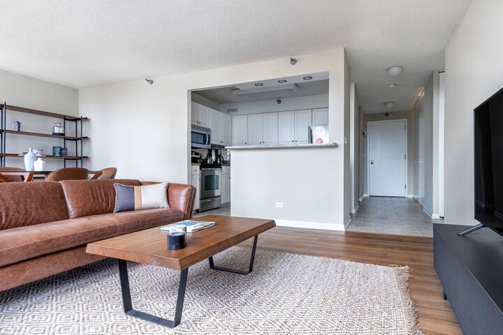 Blueground | River N, deck & pool, nr Mag Mile gallery image 3