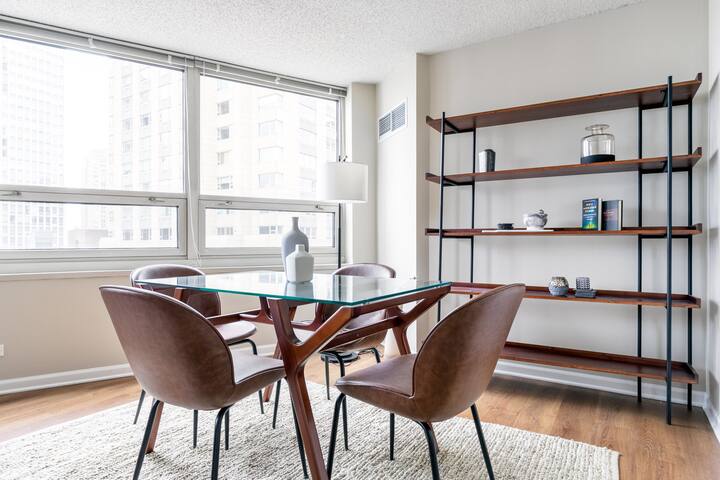 Blueground | River N, deck & pool, nr Mag Mile gallery image 5