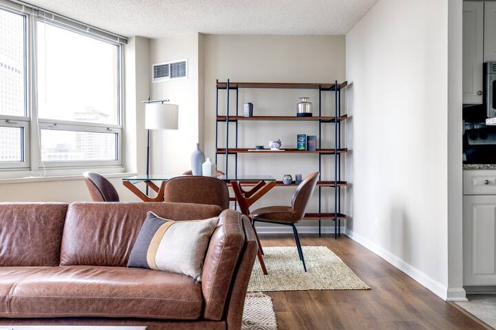 Blueground | River N, deck & pool, nr Mag Mile gallery image 4