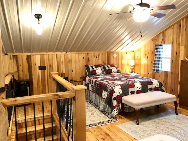 Loft-Schlafzimmer im Obergeschoss mit Queensize-Bett + 2 Doppelbetten