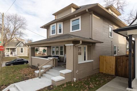 Private Room in 3,200 Square Foot House Downtown!