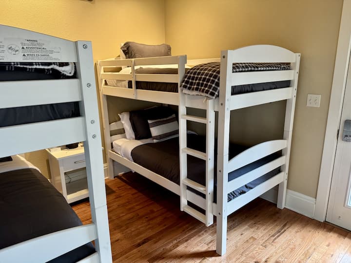 غرفة نوم بسرير بطابقين في الطابق السفلي 