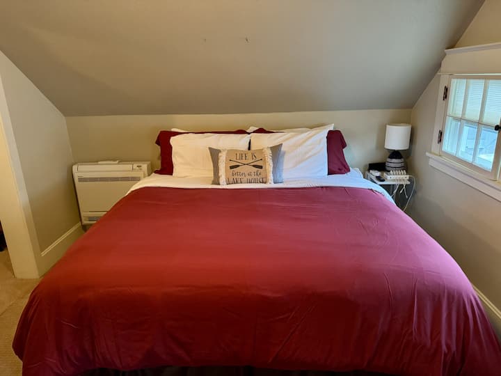 غرفة نوم ثانية بحجم كينج في الطابق العلوي 