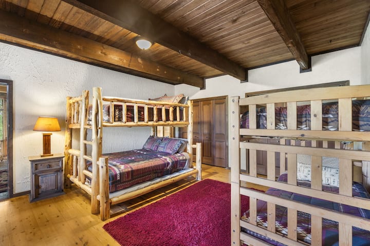 La habitación litera. Llena sobre una litera de tronco queen y dos camas individuales sobre una litera doble. ¡Capacidad para 6 niños!