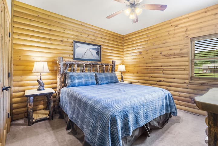 Segundo dormitorio principal en el nivel principal con cama tamaño queen.
(Actualizado a una cama tamaño king el 20/04/26.) Próximamente, una foto nueva)