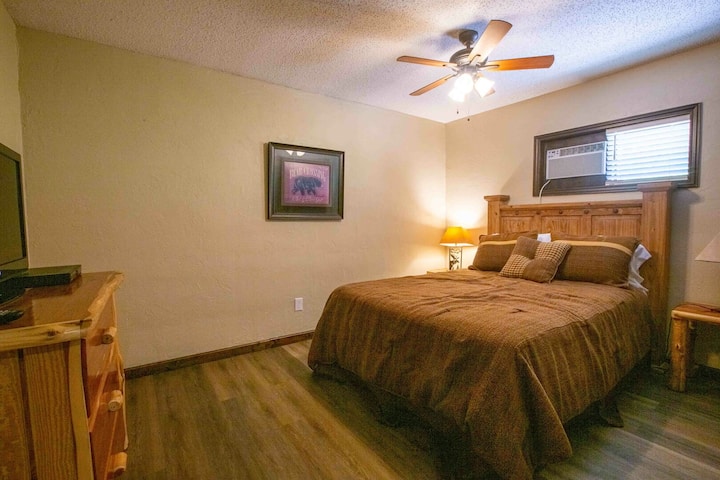 楼下客房配有标准双人床和豪华床上用品