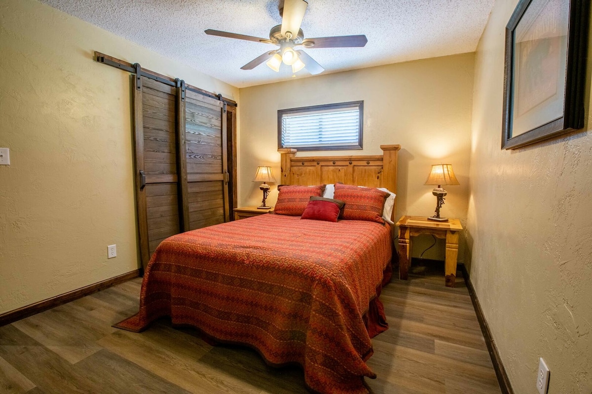 3e chambre en bas avec lit Queen Size et literie de luxe