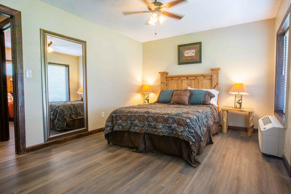 2e chambre en bas avec lit Queen Size et literie de luxe