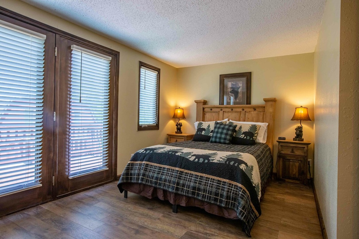 Chambre principale avec lit Queen Size, baignoire attenante et terrasse de 8 x 16 sur les portes-fenêtres.