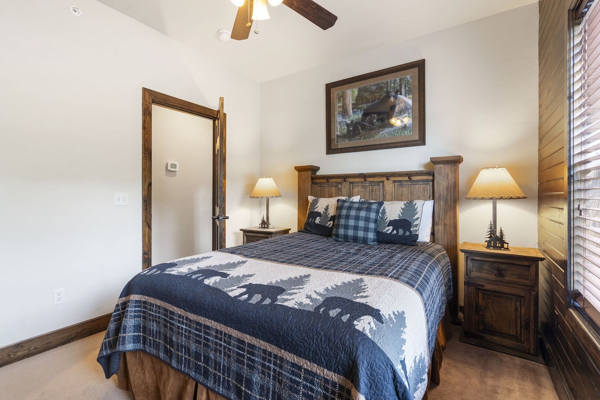 غرفة ضيوف تضم سرير كوين في الطابق الرئيسي