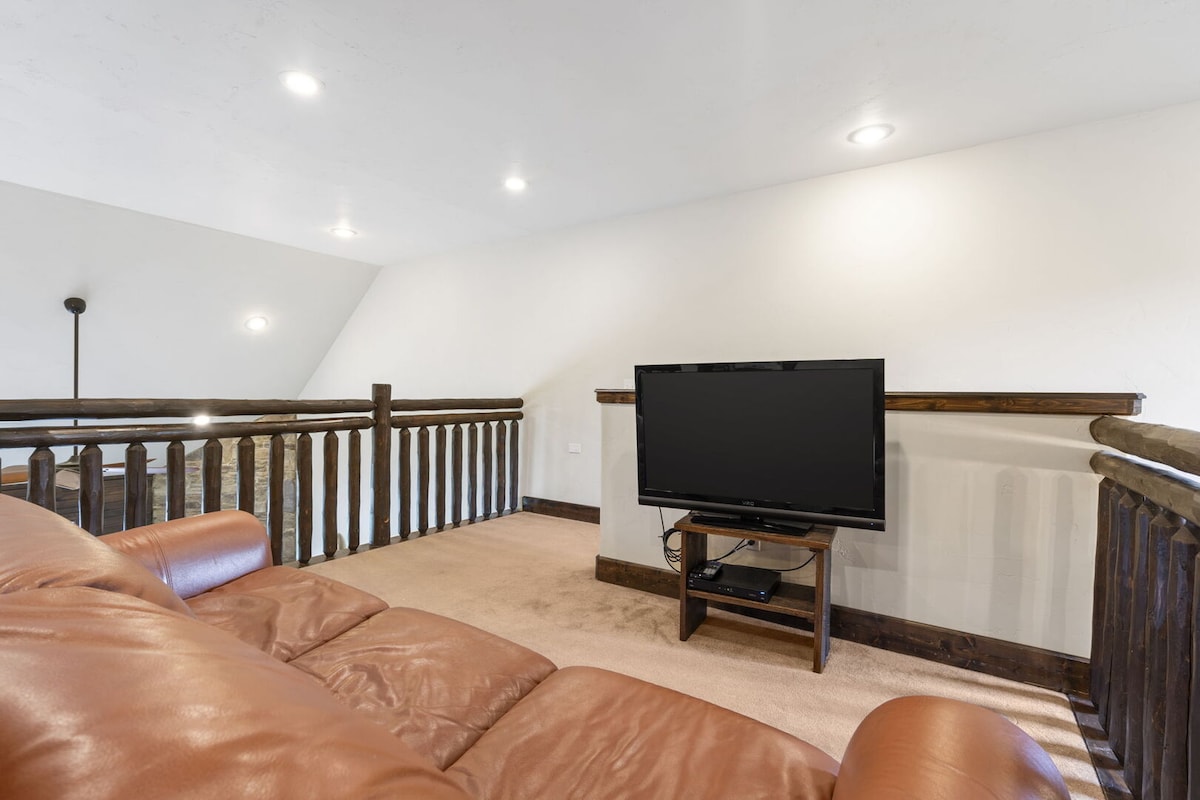 أريكة للنوم في المنطقة العلوية خارج الأجنحة الرئيسية