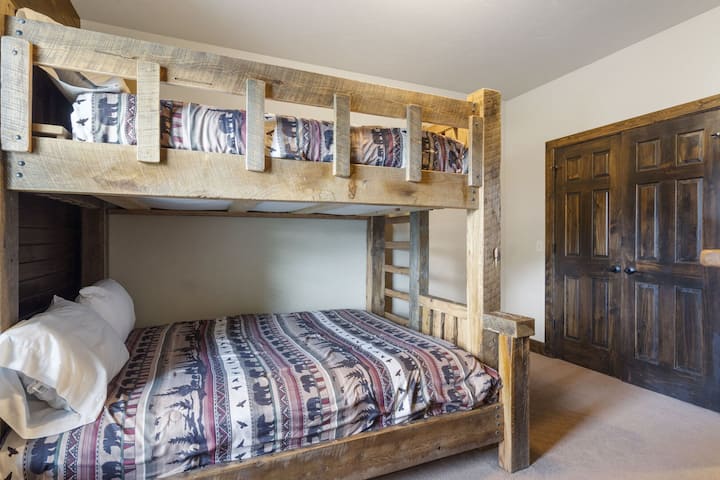 Krevat marinar dopio "queen" në katin kryesor