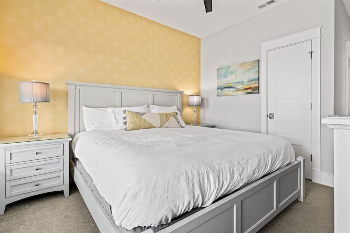 Izba s vlastnou kúpeľňou a veľkou manželskou posteľou na prvom poschodí