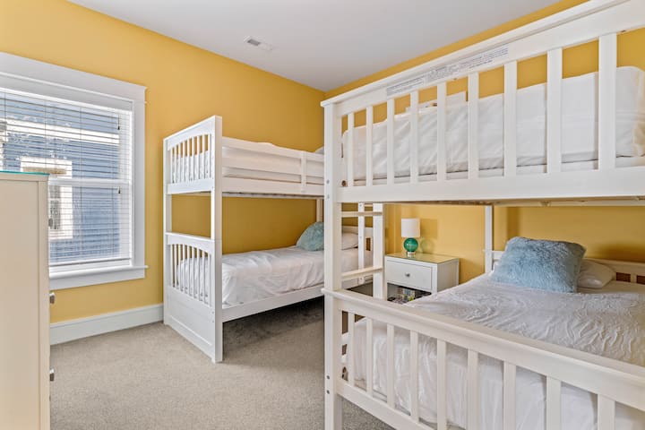 Dvojposteľová spálňa s dvoma oddelenými posteľami na druhom poschodí