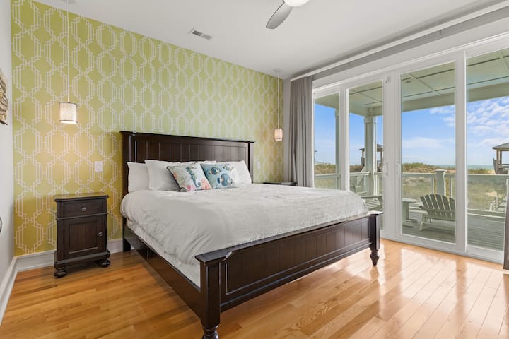 Apartmán s manželskou posteľou King a prístupom na terasu na druhom poschodí