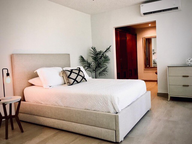 Dormitori 3 en suite: llit «queen size»; aire condicionat dividit en Trane i ventilador de sostre. Armaris integrats