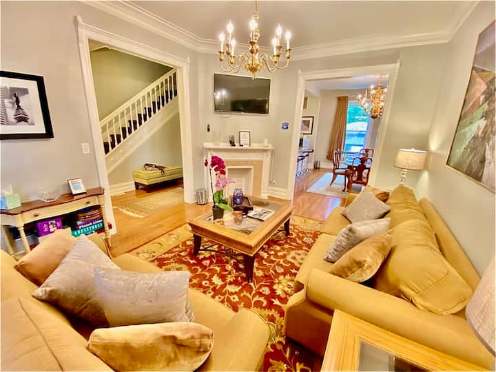 Amplia y renovada casa de 4 dormitorios con oasis en el patio trasero. Casas en renta en