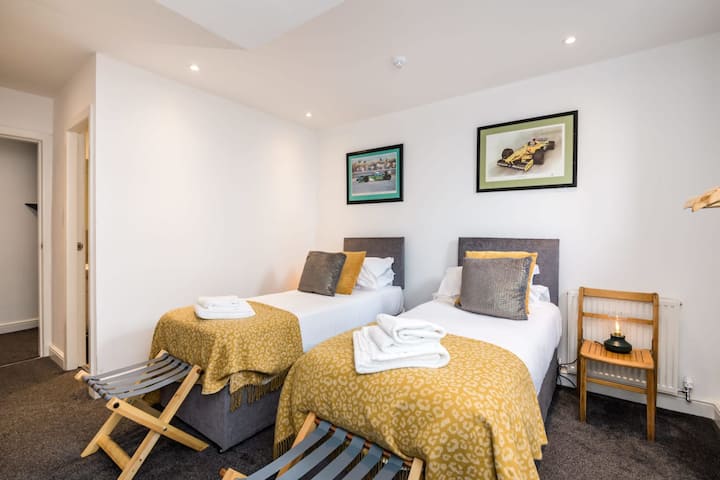 Lower deck triple room with ensuite shower room. Can be made up as one king bed or one king plus one single.Sleeps 3.