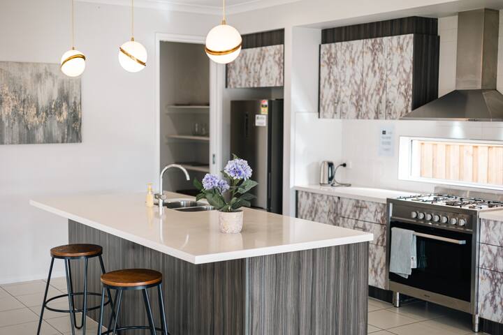 Waterfront Grand Villa in Sanctuary Lakes gallery image 4