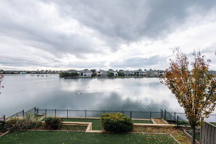 Waterfront Grand Villa in Sanctuary Lakes gallery image 5