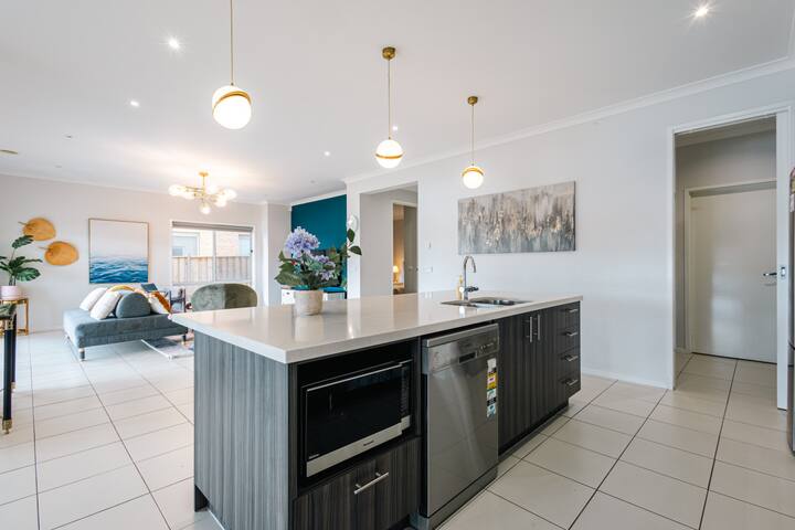 Waterfront Grand Villa in Sanctuary Lakes gallery image 3