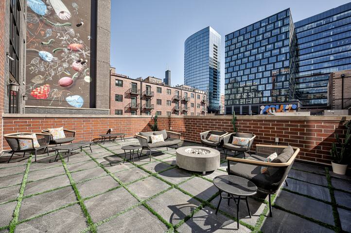 Updated Designer Duplex In Fulton Market W/parking gallery image 3