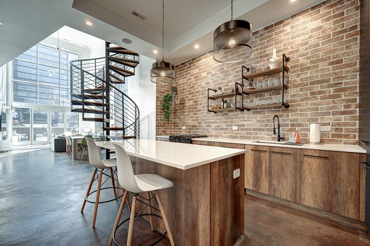 Updated Designer Duplex In Fulton Market W/parking gallery image 2