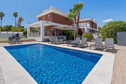 16 Person Modern Villa With Pool & Jacuzzi.