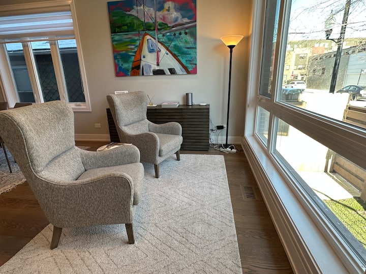 Large Home | Free Parking | Near Downtown - Chicago, IL