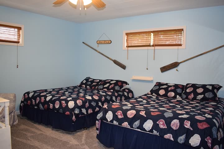 בחדר השינה השני יש שתי מיטות קווין סייז.