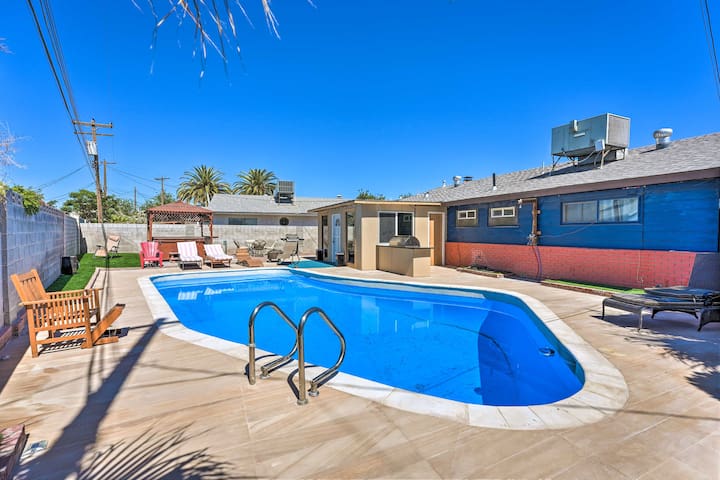 Las Vegas Getaway w/ Patio ~ 3 Mi to Strip!