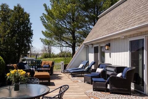 Large Riverfront Home, Hot Tub, Walk to Downtown