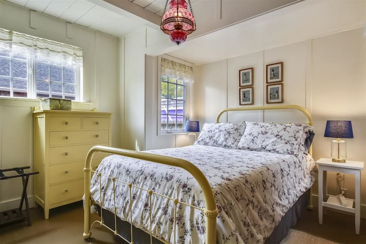 Chumba cha kulala katika Lil Bird Cottage