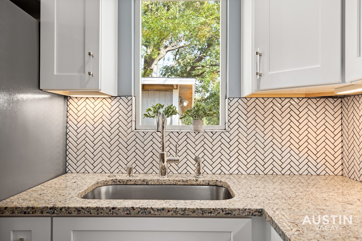 Gorgeous East Central Austin 2BD Close to Downtown