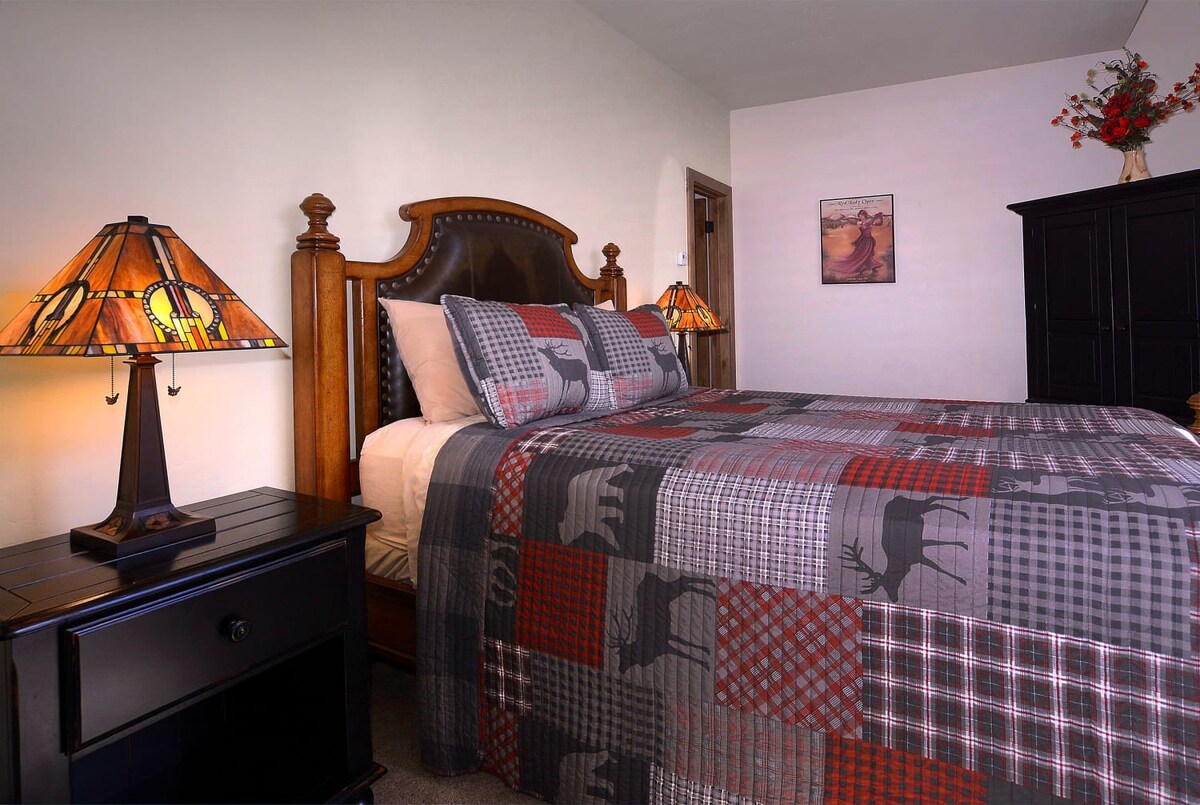 غرفة تضم سرير كوين مع حمام داخلي