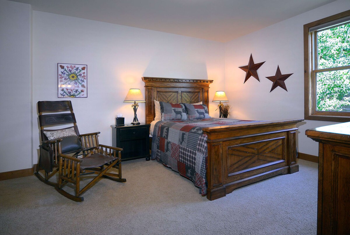 غرفة تضم سرير كوين مع حمام داخلي