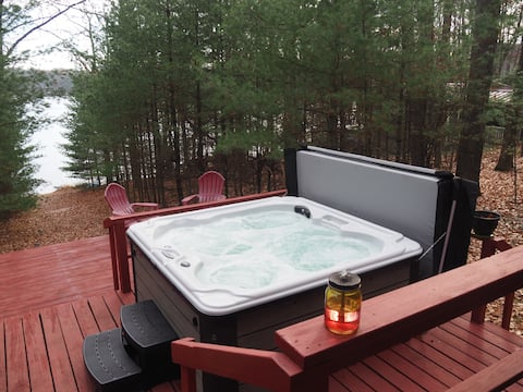 The Cub Hill Chalet - Private Lakefront with Spa!